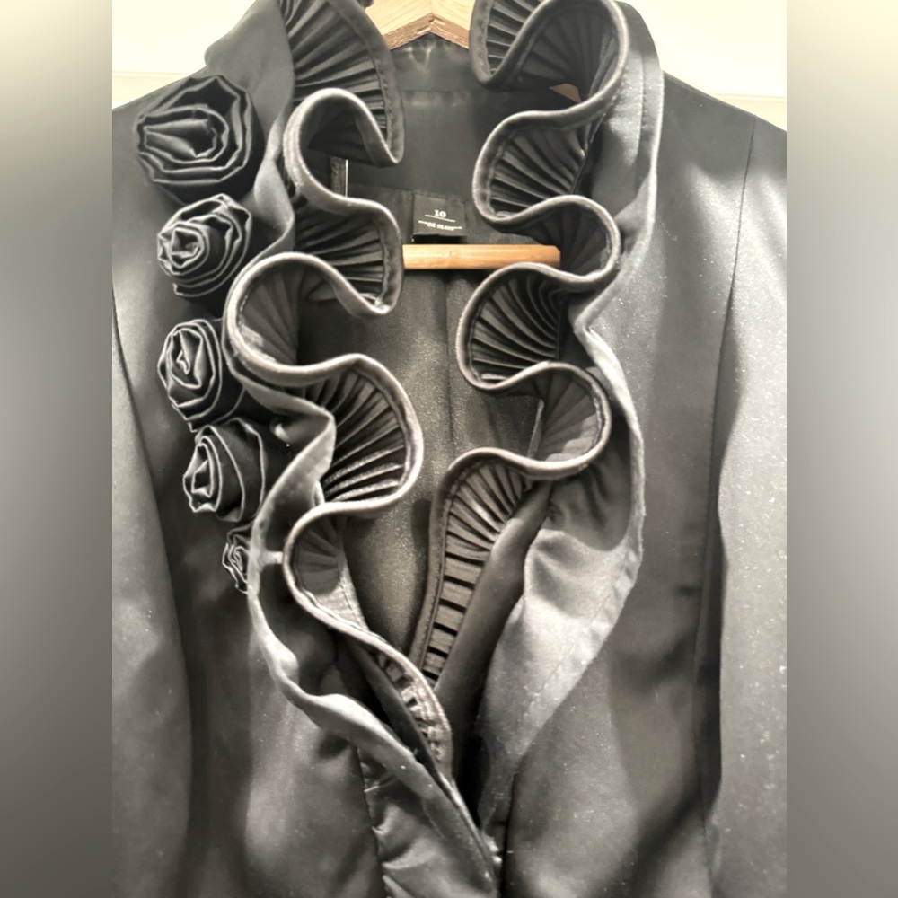 WHITE|BLACK Ruffle Coat - Picture 3 of 7